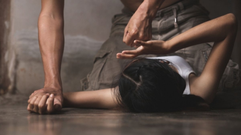 Мъж преби 14-годишно момиче, принуждавал я да живеят заедно