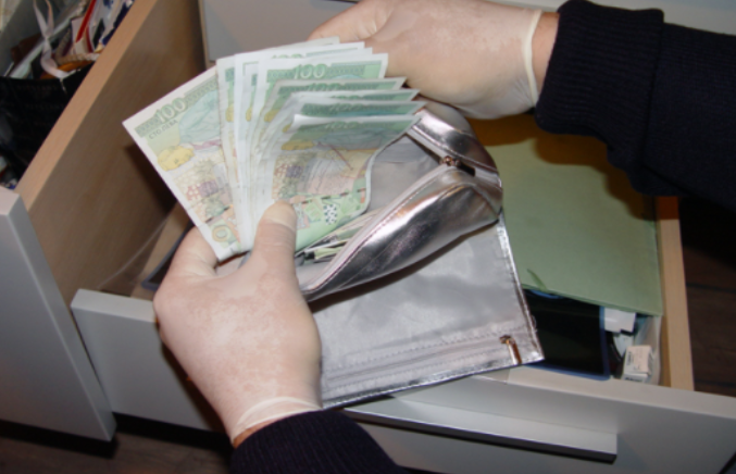 Криминално проявена задигна 800 лева в Козлодуй за да замине