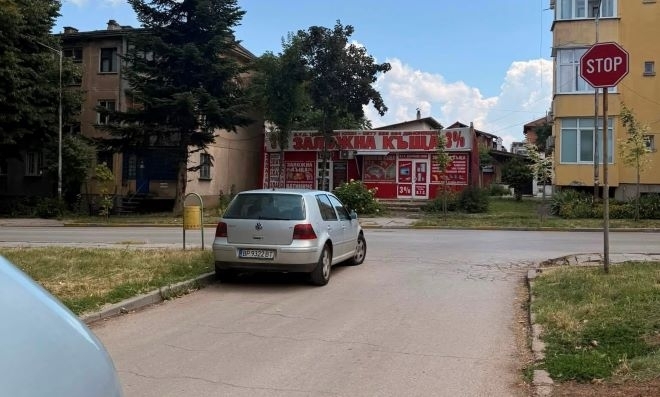 Шофьор заряза возилото си по безумен начин във Враца научи