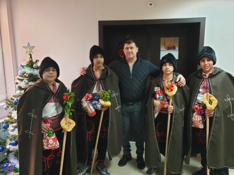 Тази сутрин коледарски песни огласиха сградата на общинска администрация в