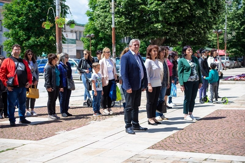 По традиция на 2 юни гражданството на Мездра почете паметта