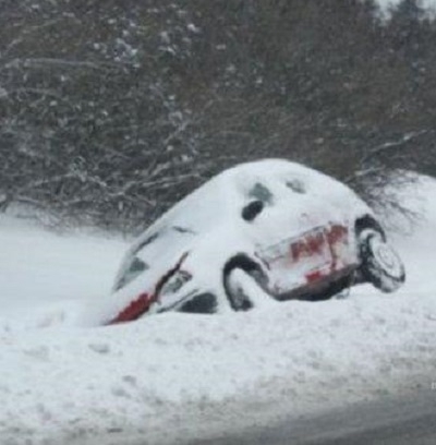Лекият автомобил на жена се катурна в канавка на главен