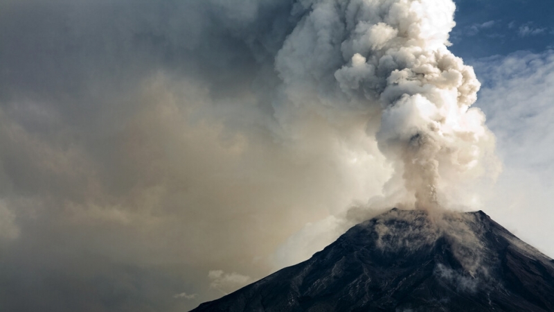Водолази продължават да издирват телата на жертвите на вулканичното изригване