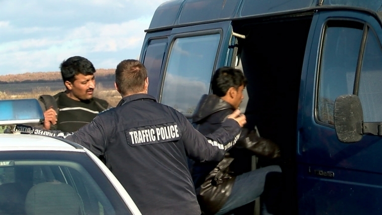 Служители на реда са заловили нелегални мигранти на главен път
