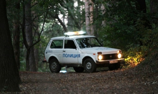 Четирима неизвестни мъже с маски са нападнали двама мъже до