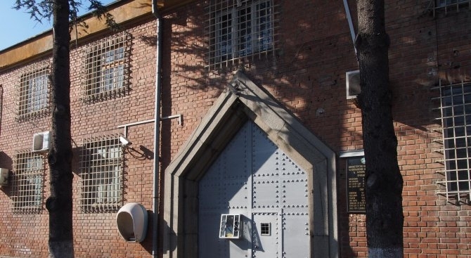 Трима надзиратели от Варненския затвор са арестувани съобщи Дарик По първоначална информация