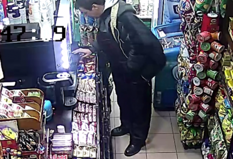 Селяндур вбеси и отврати собствениците на магазин за алкохол и