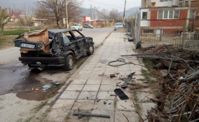 Лек автомобил Фолксваген се блъсна в ограда на къща в