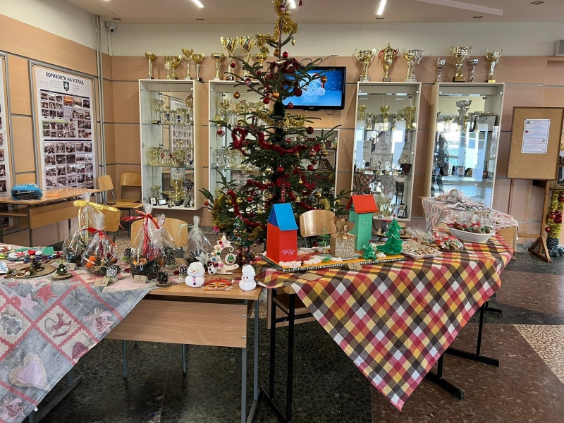 Благотворителен Коледен базар отвори врати в ППМГ Акад Иван Ценов