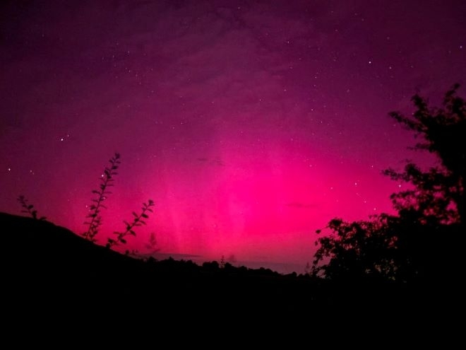 Мистериозно сияние в розов цвят озари небето над България снощи