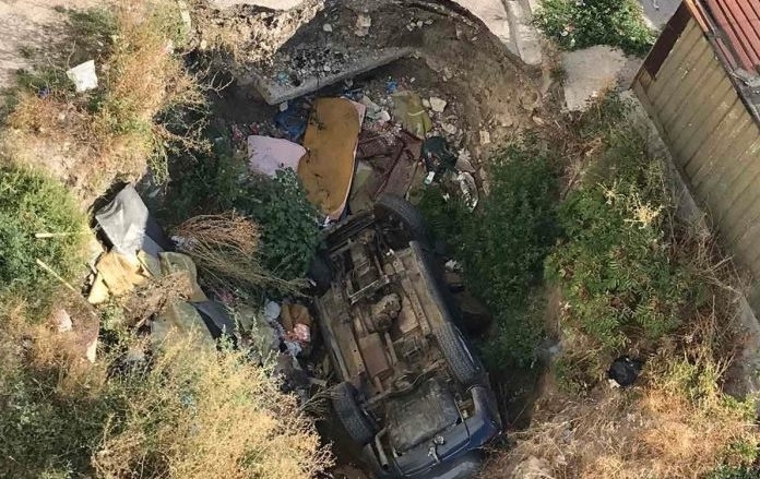 Джип пропадна в дерето в което неочаквано за всички които