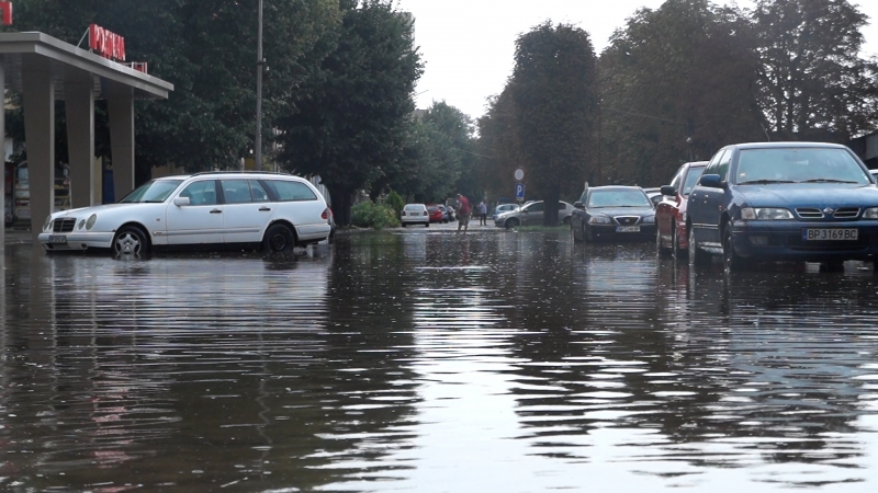 Пороен дъжд продължил близо час връхлетя Мездра и околните села