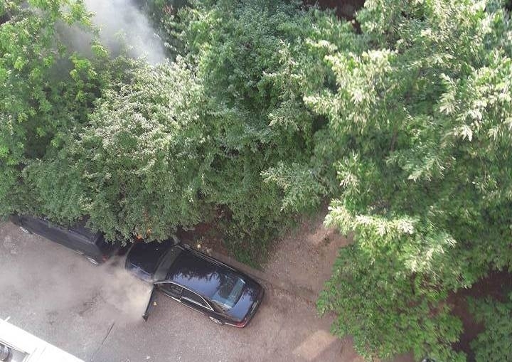 Скъп автомобил Ауди S8 горя на улица във Враца Огънят