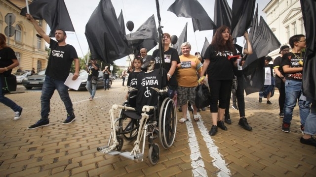 Днес изтича срокът в който двата лагера на протестиращи хора