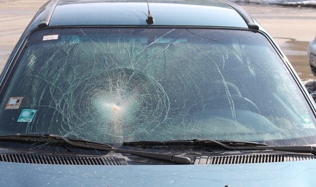 Счупиха предното стъкло на колата на монтанчанин съобщиха от полицията