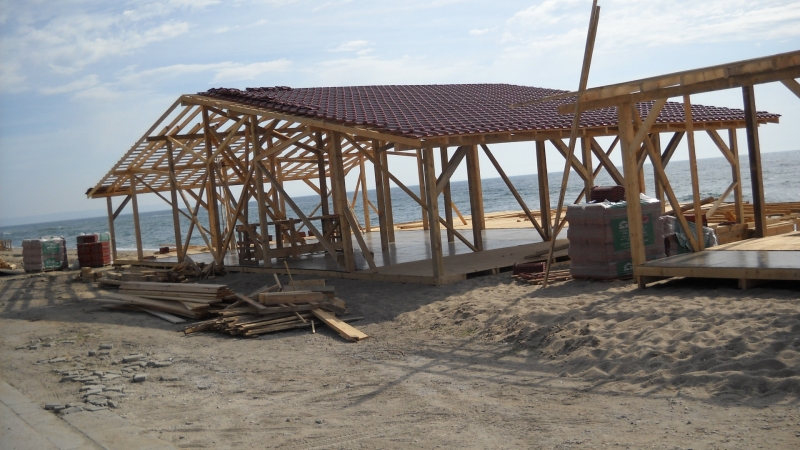 Незаконни строежи никнат на плаж Кабакум край Варна Конструкциите заемат голяма част