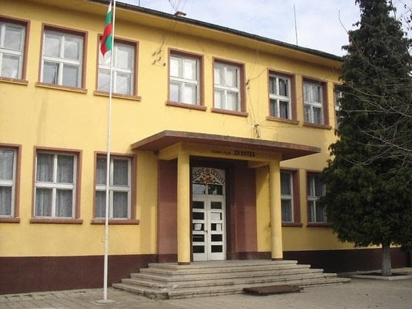 След жалба в РИК: Полицията проверява съмнителни лица, стоящи на пост край училище в Лом