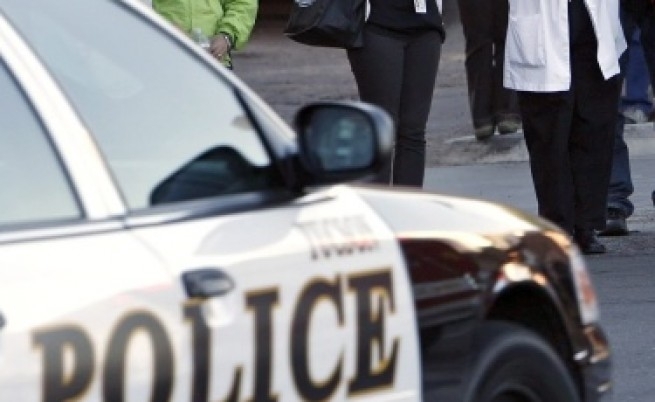 Човек загина след като мъж откри огън в университет в