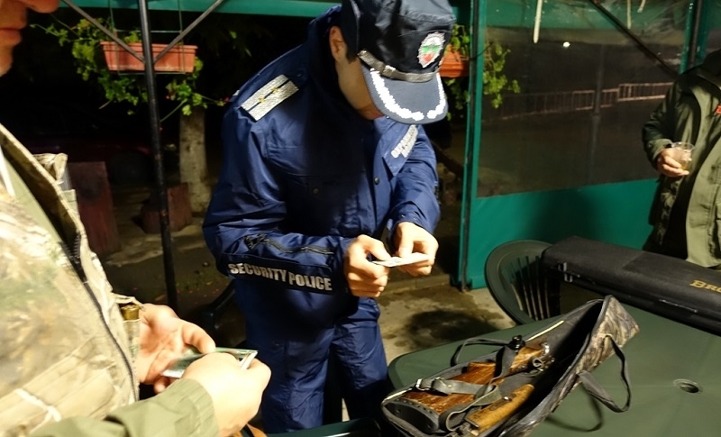 Мъж е стрелял по две кучета в Роман съобщиха от