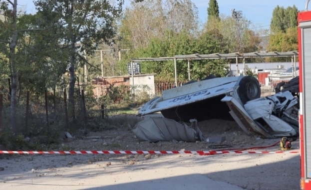 Водачът на товарния автомобил, който падна от Аспарухов мост, е
