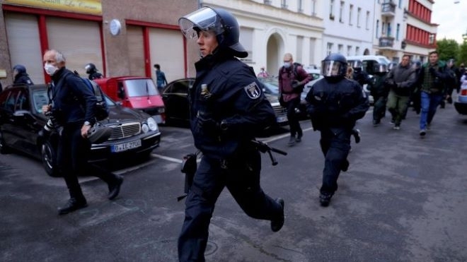 Германската полиция съобщи че десетки души сред които и 26