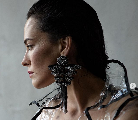 Певицата и актриса Даша Астафиева умее така изкусно и съблазнително