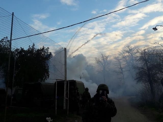 Отново напрежение и обстрел с шокови и газови гранати по