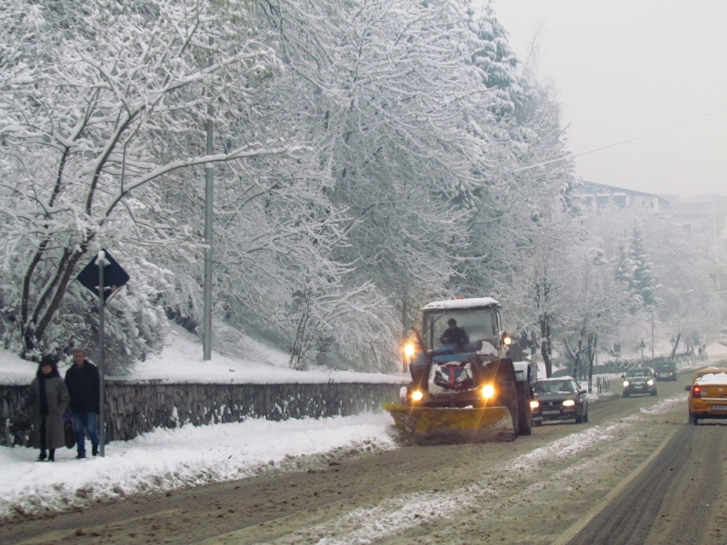 Близо 500 машини са обработвали през нощта пътните настилки по