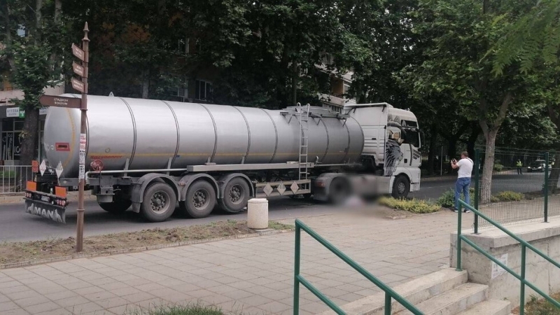 Около 12 40 ч на кръгово кръстовище в Айтос тежкотоварен камион е