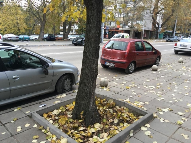 Вандали са счупили огледалата на паркираните по бул Втори юни