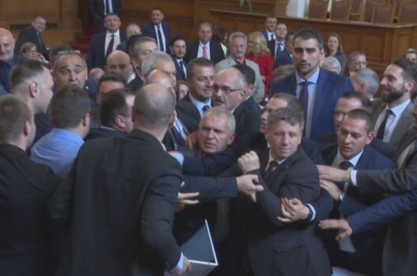 Заместник председателят на Народното събрание Кристиан Вигенин обяви че налага мярката