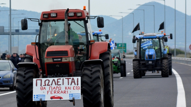 Гръцките фермери не отстъпват от протестите си и се готвят