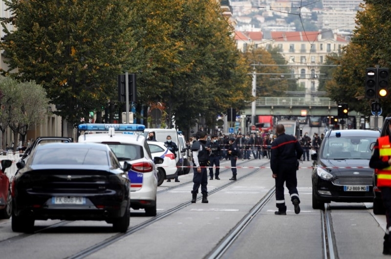 Трима души са убити при нападение с нож във френския