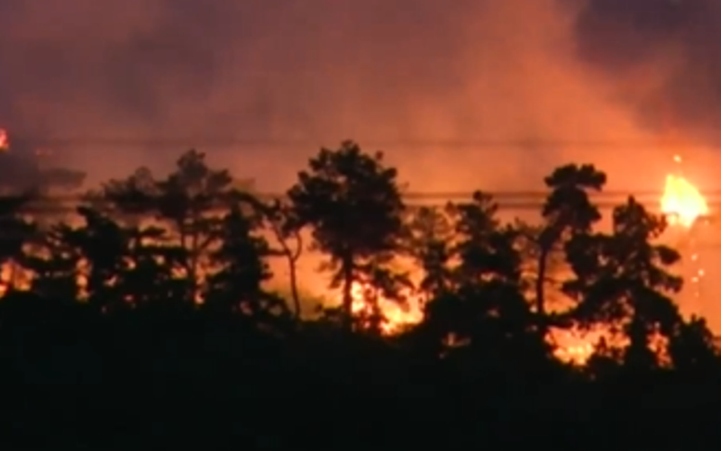 Големият горски пожар над село Дълбоки продължава да бушува. Огънят