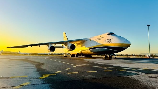 Впечатляващият с размерите си товарен гигант „Антонов Ан-124 Руслан“ кацна в София /снимки/