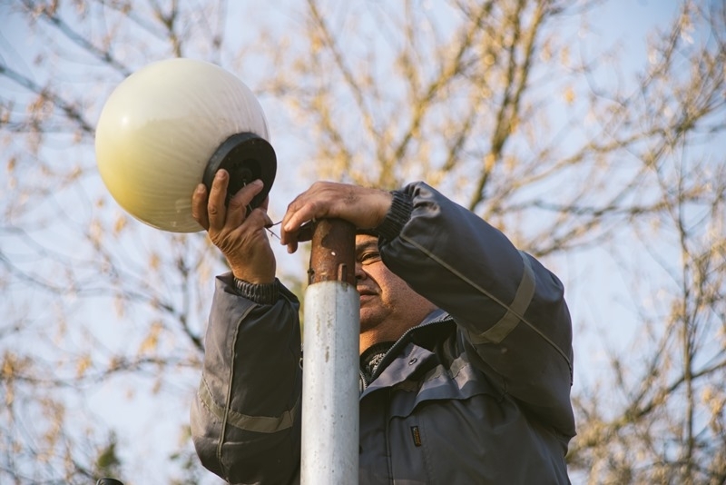 Община Мездра започна поетапна подмяна на старото осветление в централната