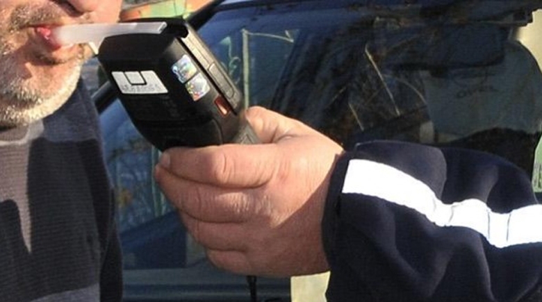 Полицията в Мездра е спряла фиркан софиянец съобщиха от областната