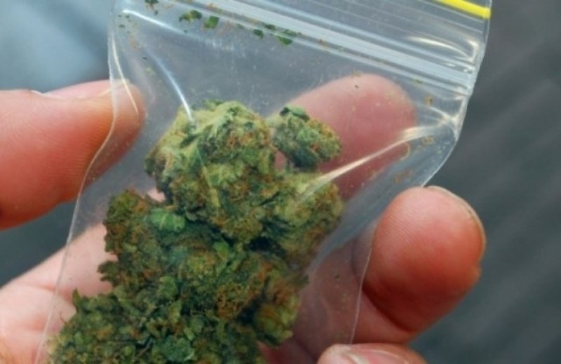 Полицаи преджобиха двама младежи във Враца откриха дрога и им