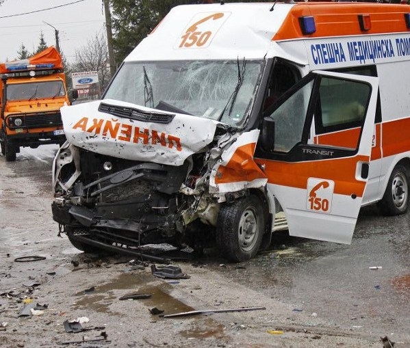 Линейката на Спешния център в Бобошево катастрофира на главния път