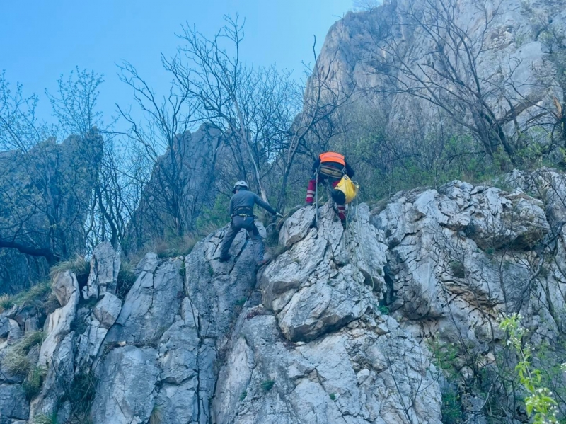 Алпинисти започнаха обрушването на скална маса по велоалеята във Враца,