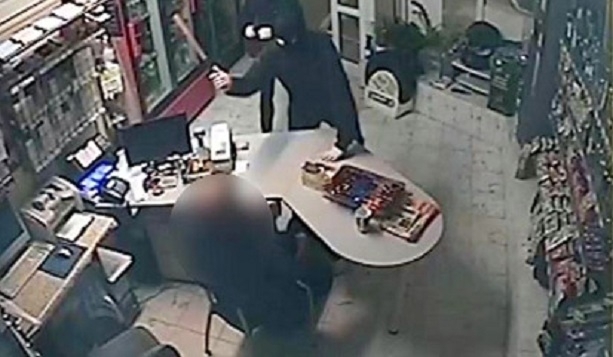 Двама бандити набили продавач и обрали газстанция в Алтимир съобщиха