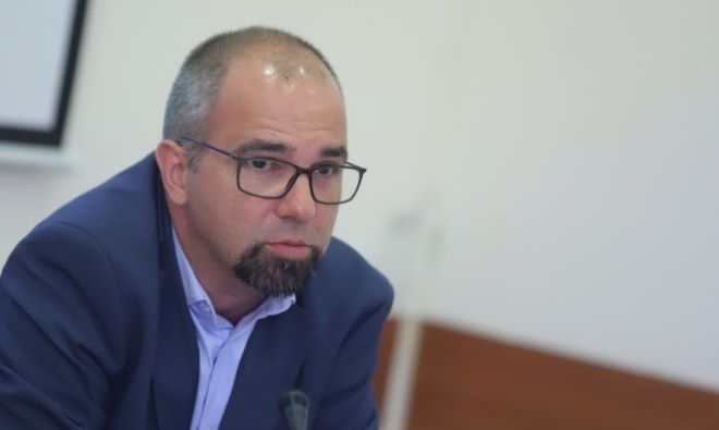 Младите хора в България са опасно дистанцирани от политиката заяви