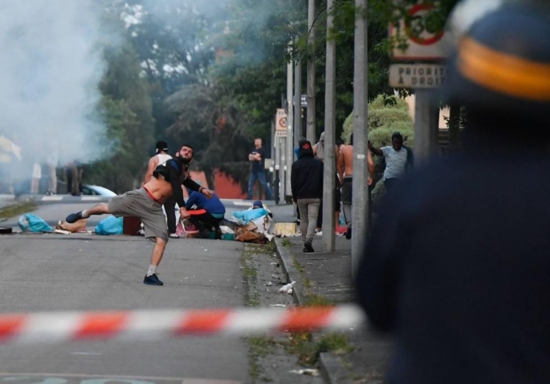 Френската полиция арестува 11 инициатори на улични безредици отново избухнали снощи