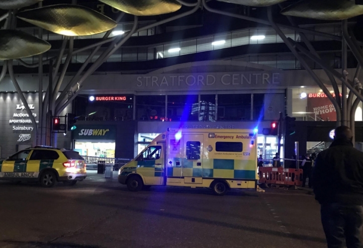 Млад мъж е бил наръган до смърт в мол в