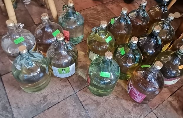Натопиха го! Ченгета влетяха в дома на мъж от Монтанско, иззеха близо 500 литра ракия