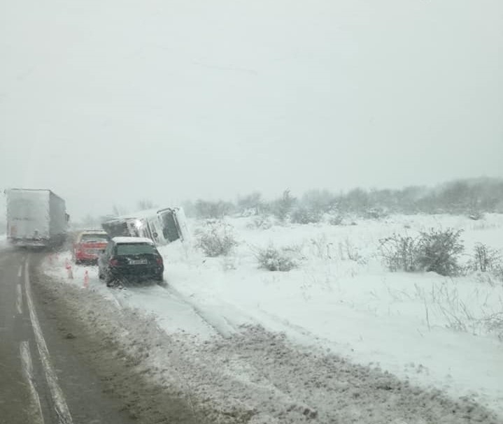 ТИР се е обърнал в полето край главен път Е 79