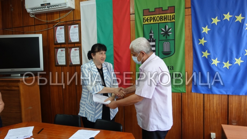 Кметът на Община Берковица официално връчи трудовите договори на новоназначените