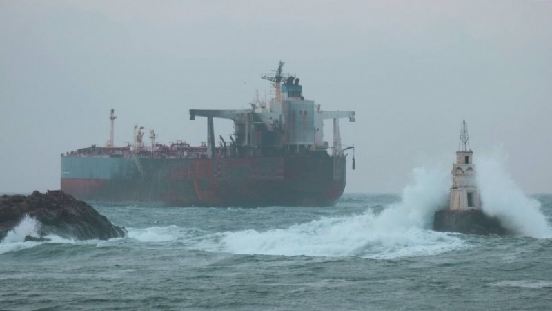 Трима души от десетчленния екипаж на заседналия край Ахтопол танкер