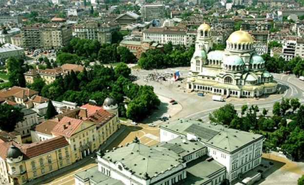 Европейска столица: Без тоалетни за туристите в София, хората стискат с часове