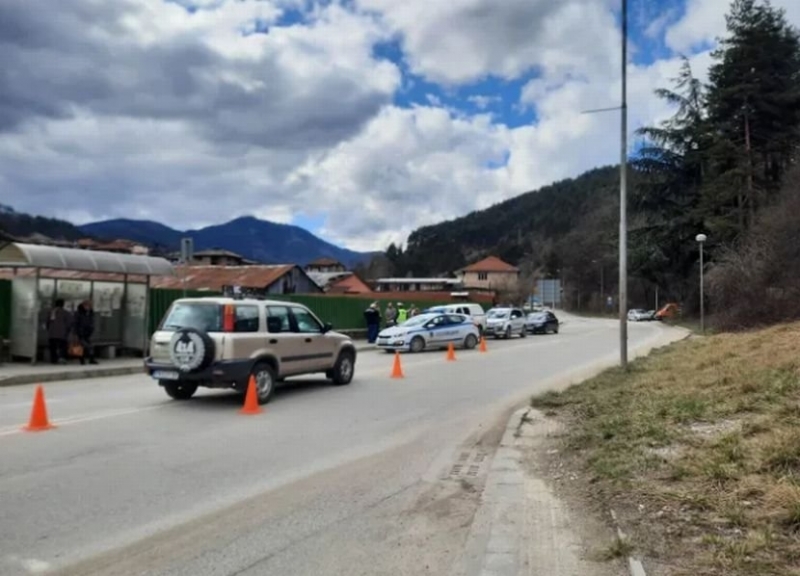 Младеж лежи в ломската болница след като бе пометен от